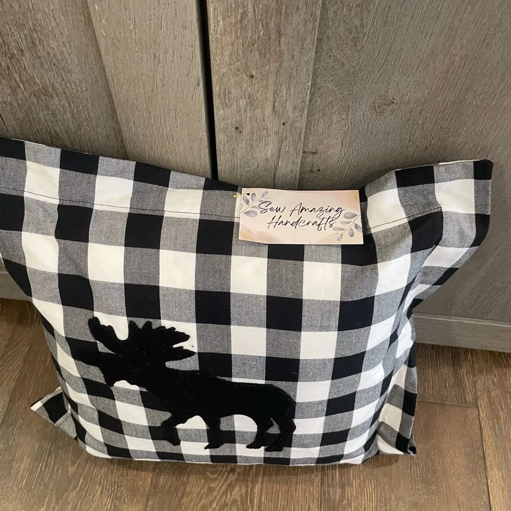 Black and White Buffalo Check Plaid Pillow with wool appliquéd Moose Design - Picture 3 of 4